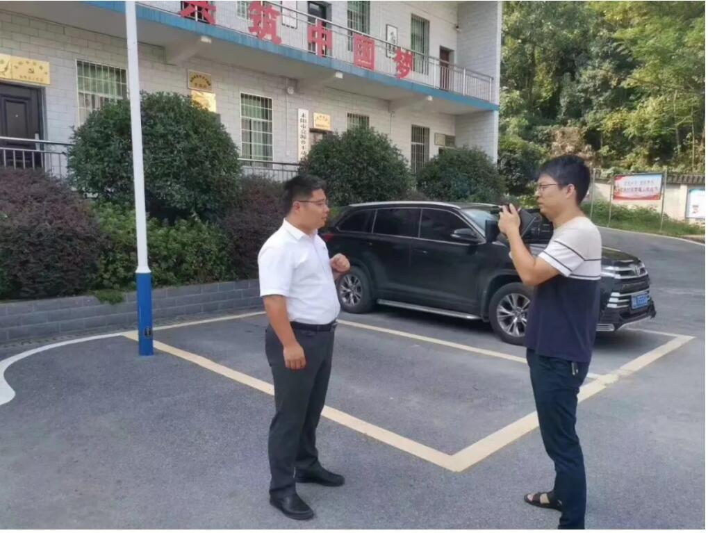 源码爱心捐赠太阳能智慧路灯,照亮亮源乡精准扶贫路